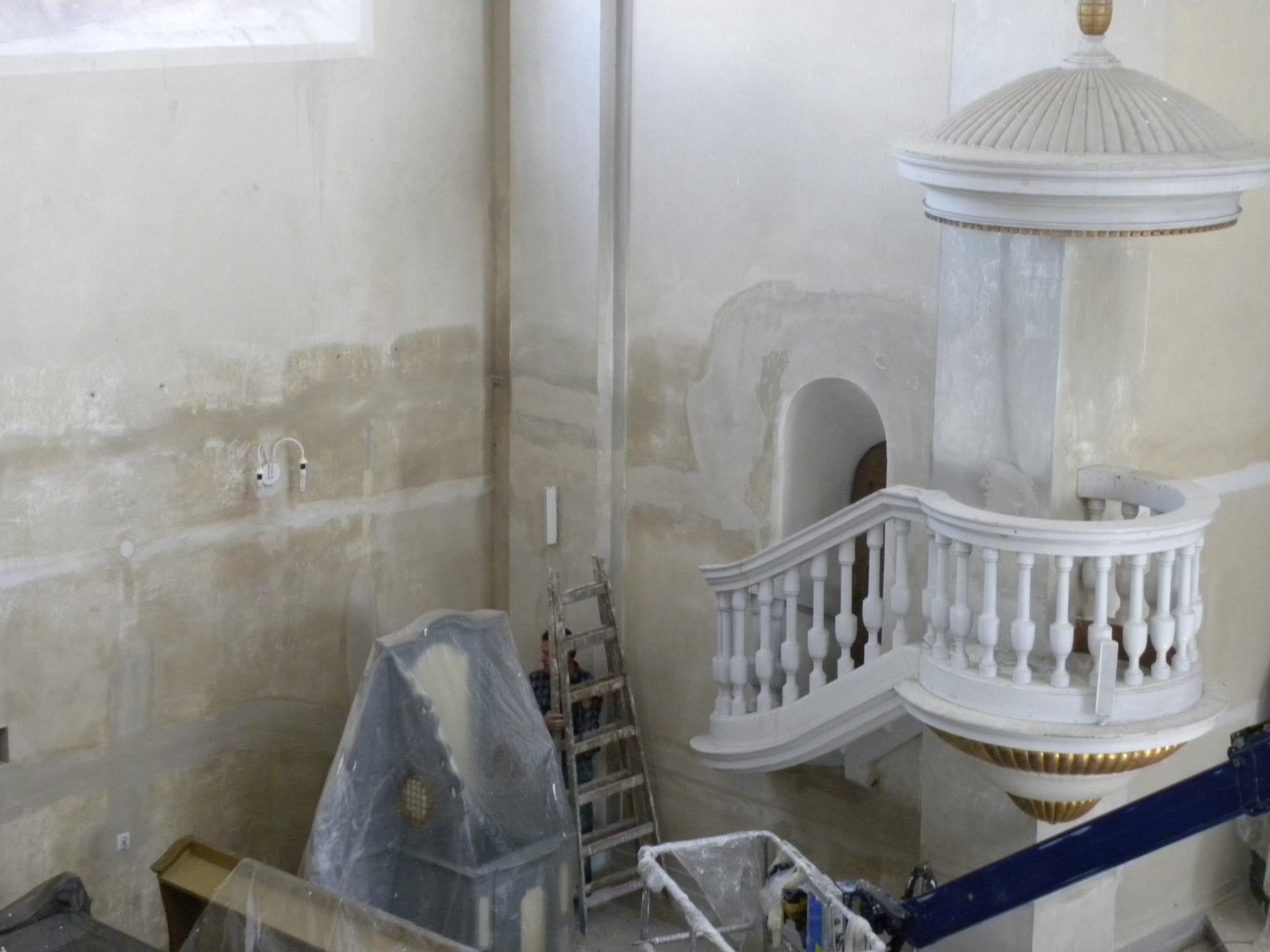 Trwa malowanie wnętrza zabytkowego kościoła w Jeleńczu